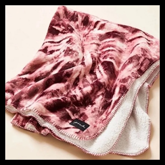 💕ⓅⒾⓃⓀ ⓋⓈ Tie Dye Sherpa Blanket NWT💕 - Picture 3 of 7